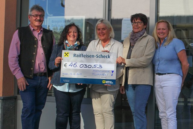 Der Rekordscheck über die enorme Summe, wurde an die Obfrau der Kinderkrebshilfe, Heide Janik, überreicht.  | Foto: Organisationsteam Flohmarkt Moosdorf