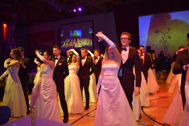Die Polonaise am HLW-Ball in St. Veit wird seit acht Jahren von Andy und Kelly Kainz mit den Maturanten einstudiert