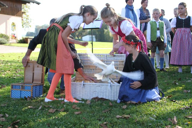 Volksschüler schickten Friedenstauben auf die Reise.