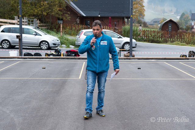 Kremser Christian Begrüßte alles Stocksportler zum Berzirksturneir.