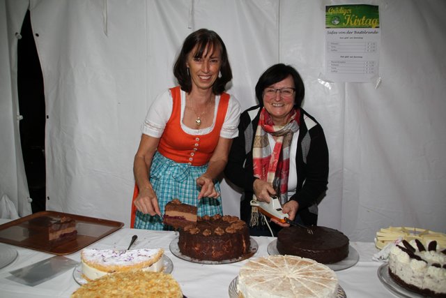 Bastelrunde: Christa Wiesbauer und Obfrau Hilde Edelbacher.