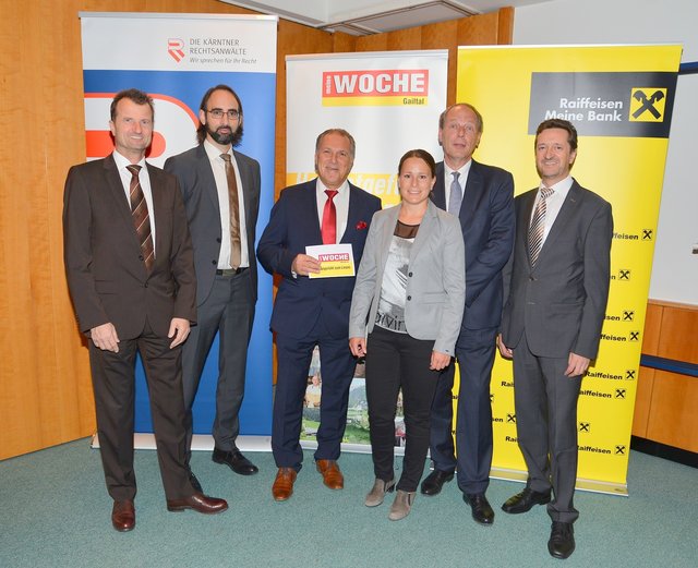 Roadshow im Rahmen einer Kooperation zwischen der Rechtsanwaltskammer Kärnten in Zusammenarbeit mit der Raiffeisenbank Hermagor und der WOCHE GAILTAL. V.l.n.r.: Raiffeisen-Vorstand Hans Schumi, Anwalt Philipp Mödritscher, WOCHE-Niederlassungsleiter Peter Lamprecht, Anwältin Marion Vasoll, Rechtsanwaltskammer-Vizepräsident Alexander Jelly und Raiffeisen-Vorstand Hans Rogi 