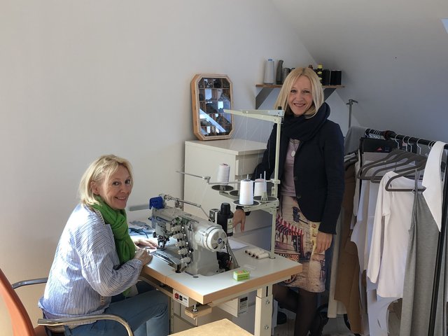 Unternehmerisches Schwesternduo: Ursula Matschy (l.) und Alexandra Klampfl kreieren Sleep- und Loungeware.