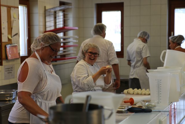Gemeinsames Kochen verbindet: In der Lehrküche konnten die HOFER-Helferinnen noch einiges dazulernen.