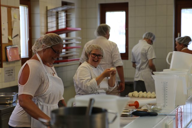  Gemeinsames Kochen verbindet: In der Lehrküche konnten die HOFER-Helferinnen noch einiges dazulernen. | Foto: Diakonie