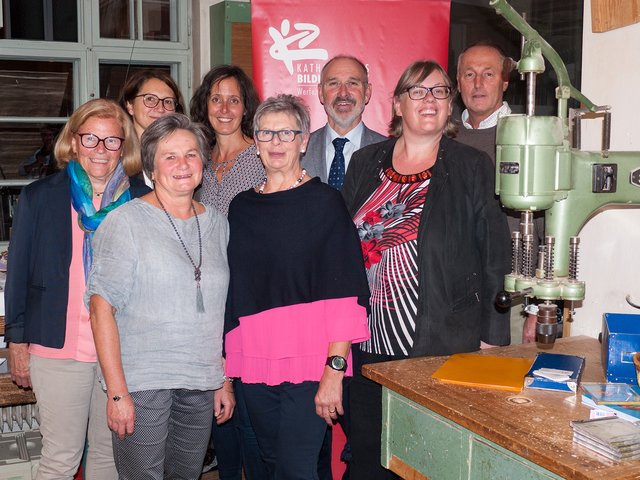 Zum lachen zum Bestatter gingen: Anna Steiner (Teammitglied), Michaela Bergmüller, BEd; Marliese Prommegger (Teammitglied), Mag. Christine Sablatnig (Regionalbegleiterin KBW Salzburg), Adelheid Schlager (Teammitglied), Andreas Gutenthaler, Margit Haunsperger, Andreas Prommegger (Teammitglied) | Foto: Katholisches Bildungswerk Salzburg