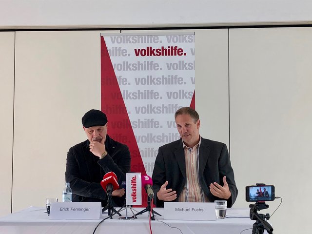 Erich Fenninger, Direktor der Volkshilfe Österreich, und Michael Fuchs, Studienautor am Europäischen Zentrum für Wohlfahrtspolitik und Sozialforschung, präsentierten das Modell der "Kindergrundsicherung".  | Foto: Alena