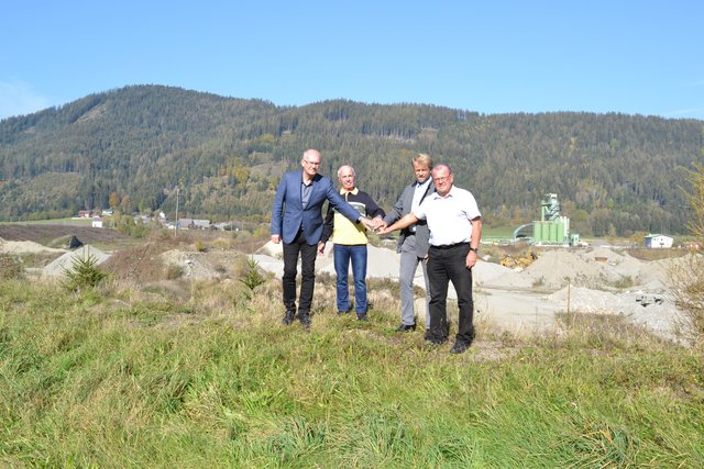 Bürgermeister Joachim Lackner (Traboch), Norbert Schnedhuber und Gerhard Wohlmuther von der Bürgerinitiative sowie Bürgermeister Karl Dobnigg (Kammern) wehren sich gegen die Bewilligung der Schotterabbauanlagen (v.l.).