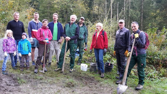Das Team der freiwilligen Helfer bei der Wegsanierungsaktion im Oktober 2018.