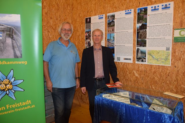 Gerd Simon (Alpenverein Freistadt, links) und Bgm. Erich Traxler (Windhaag) bei der Ausstellungseröffnung