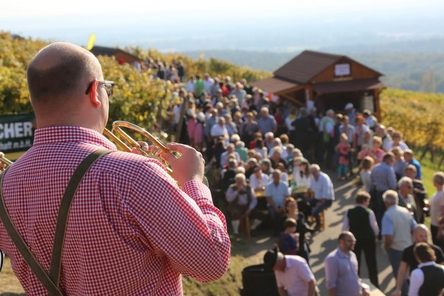 Stimmung mit Aussicht beim Weisenbläserfest in Klöch.