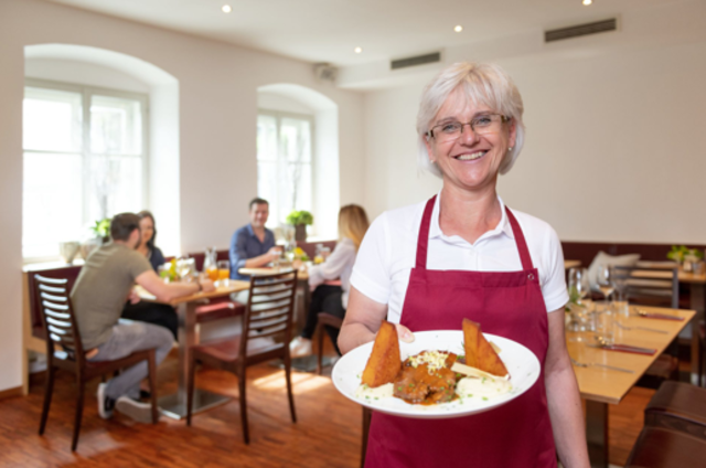 Flair-Wirtin Anna Aichinger in ihrem Nichtraucher-Lokal.