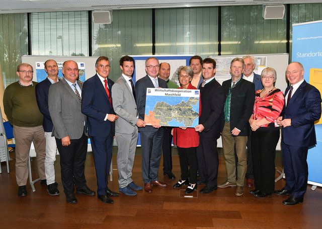 Im Jänner 2018 einigten sich die Vertreter von acht Marchfeldgemeinden auf einen gemeinsamen Wirtschaftsraum. | Foto: NLK Burchhart