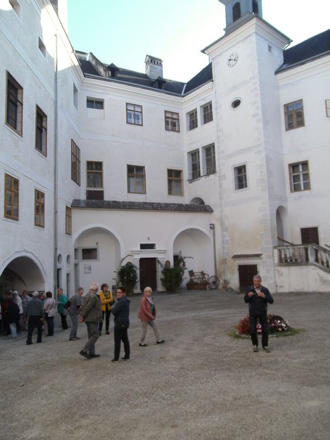 Ankunft im Schloss Leiben, Besichtigung einer Sammlung alter, lw. Geräte.
