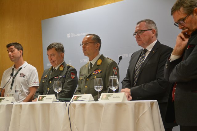 Der Leiter des Abwehramtes, Generalmajor Rudolf Striedinger (Mitte), Landesrat Johannes Tratter (2.v.re), der Bürgermeister von Alpbach, Markus Bischofer (re), Oberst Walter Unger (2.v.li) sowie Joe Pichlmayr (Cyber Security Austria, li.) am Podium. | Foto: Noggler