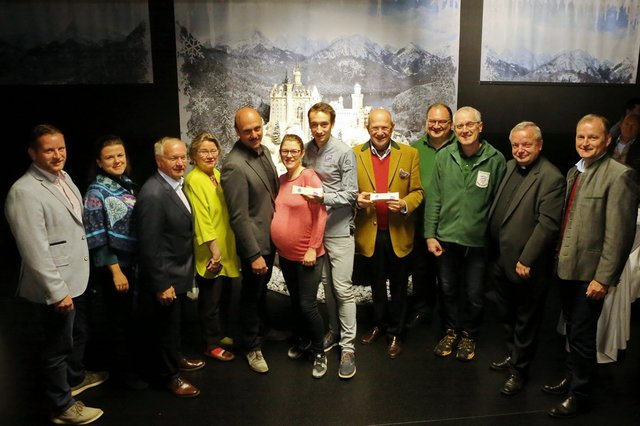 Eröffnung der Sonderausstellung "Eine Welt aus Papier" im Meierhof zu Schloss Kornberg mit Hausherr Andreas Bardeau.