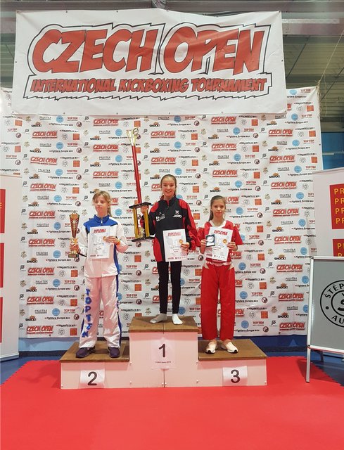 Anna Schmidl (m) sichert sich die Goldmedaille. | Foto: KBC Rohrbach