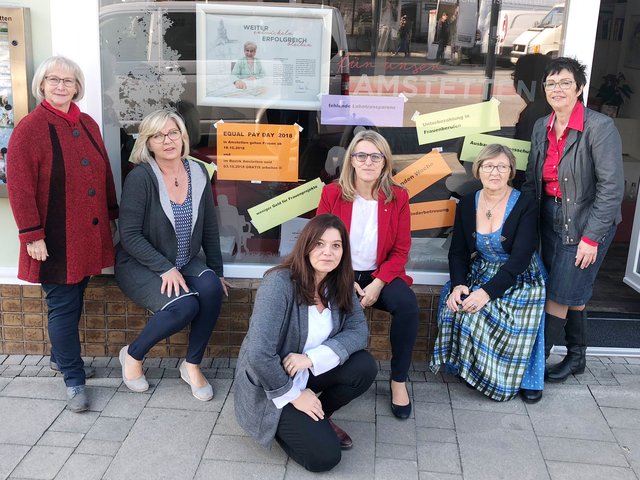 Die Vorsitzende der SPÖ Frauen Amstetten Stadt, Gemeinderätin Regina Öllinger, Brigitta Scherzenlehner, Gemeinderätin Birgit Hornes, Landesrätin und stv. Landesfrauenvorsitzende Ulrike Königsberger-Ludwig, Renate Höld und Gemeinderätin Elisabeth Stoiber machen auf den Equal Pay Day aufmerksam.