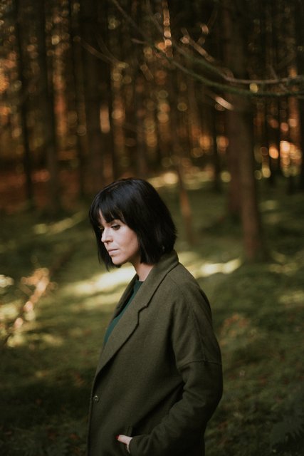 Mareike Fallwickl beim Spaziergang im Wald.