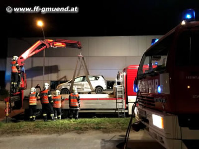 Die Florianis stellten die Unfallfahrzeuge gesichert ab.  | Foto: www.ff-gmuend.at