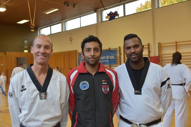 Vorstand Josef Niebauer, Trainer Sudhir Batra und Sportler Martin Jakob