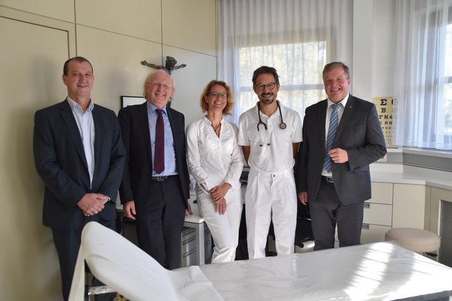 Schulterschluss für die Sicherung der landärztlichen Versorgung (von rechts): Gesundheitslandesrat Bernhard Tilg mit den Ärzten Dr. Matthias Somavilla und Dr. Sandra Renk sowie Ärztekammer-Präsident Artur Wechselberger und Bernhard Schreiner (TGKK).