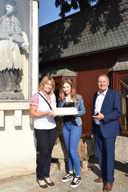 Café Fellinger heißt jetzt Café Pröll. Die neue Inhaberin mit Tochter und Bürgermeister Hans Rädler