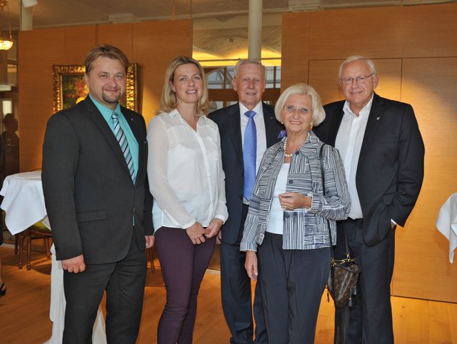 Bürgermeister Alois Vogl mit Gattin, Erich und Grete Kirchberger/Novomatic und Bürgermeister Johann Hell.