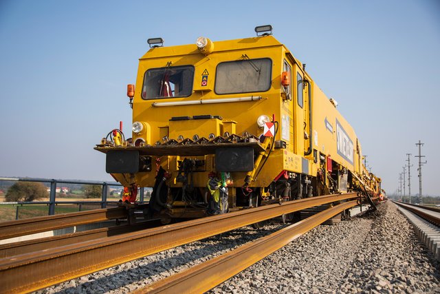 Mit dem SUZ 500, einem Schnellumbauzug, werden die Gleise für die Koralmbahn verlegt. | Foto: ÖBB/Zenz