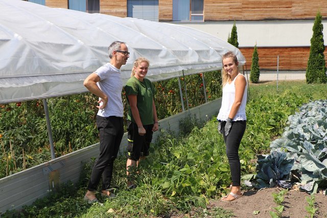 Im Rahmen der Corporate-Volunteering-Aktion konnte HOFER-Mitarbeiterin Jessica Moser (r.) ihrer Leidenschaft fürs Garteln nachgehen und damit Gutes tun.