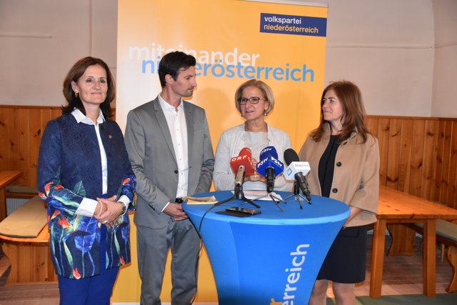 Anfragen gleich mit Fotos schicken evtl. wohne in N, Bezirk Gnserndorf, der Strecke Wien-hohenau wir treffen uns im Zug ab Gnserndorf oder direkt Welche vorzugsweise reifere Frau sieht mir aus sicherer Entfernung beim wichsen zu. Kontaktanzeigen Strasshof an der Nordbahn | Locanto