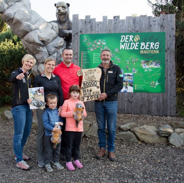 Familie Rouxel aus Trofaiach wurde als 80.000. Besucher mit einem Geschenkspaket vom Wilden Berg begrüßt. | Foto: Elisabeth Wolkenstein