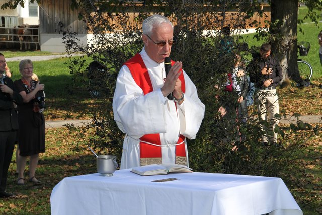 Das Friedenskreuz in Arnsdorf segnete Pfarrer Rupert Reindl.