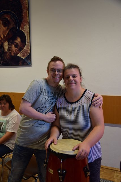 Michael Erlacher und Fata Karič sind Mitglieder der hauseigenen Trommelgruppe.