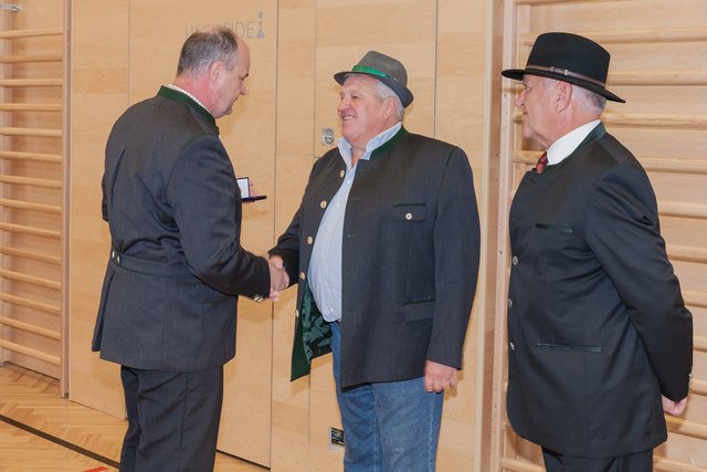 Bürgermeister Thomas Berger mit den Dorfwächtern Gerli Luckeneder und Karl Schachner