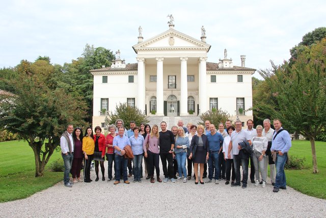 Die Reiseteilnehmer der Villa Sandi-Proseccoreise vor der Villa Sandi in Crocetta del Montello bei Valdobbiadene.