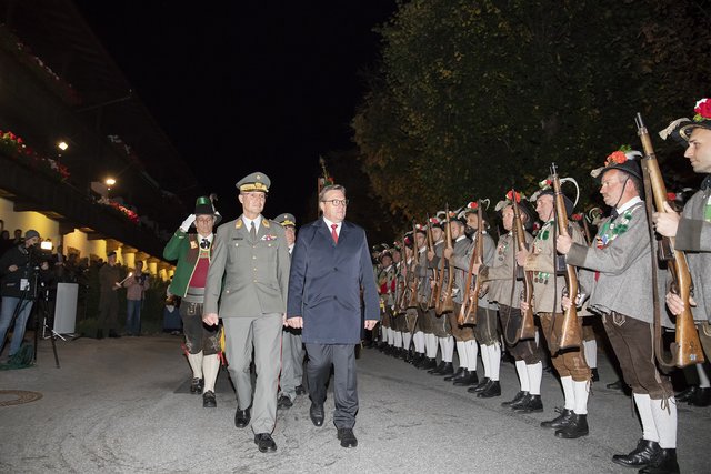 LH Günther Platter und der Leiter des österreichischen Abwehramtes Generalmajor Rudolf Striedinger, dahinter Tirols Schützenkommandant Fritz Tiefenthaler und Tirols Militärkommandant Generalmajor Herbert Bauer. | Foto: Land Tirol/Sedlak