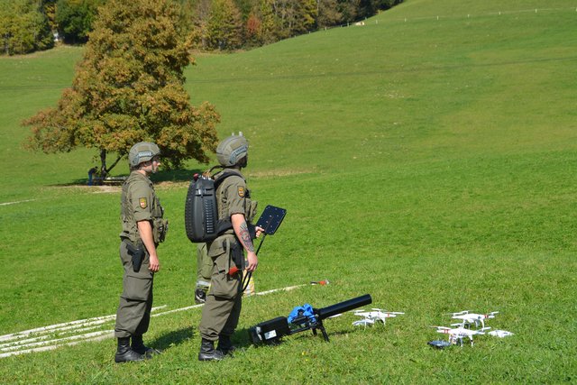 Soldaten demonstrieren die Abwehr kleiner Drohnen mit unterschiedlichem Gerät