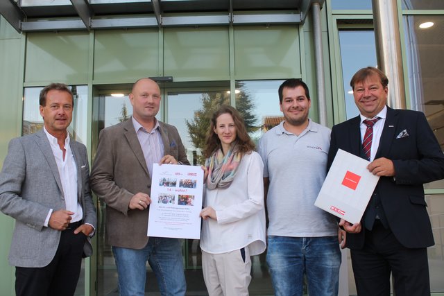 <f>Christian Reisinger</f> und Clemens Hofbauer (HTL Perg), Eva Watzenböck, Andreas Mayr (Firma Schöfer) und Wolfgang Wimmer.