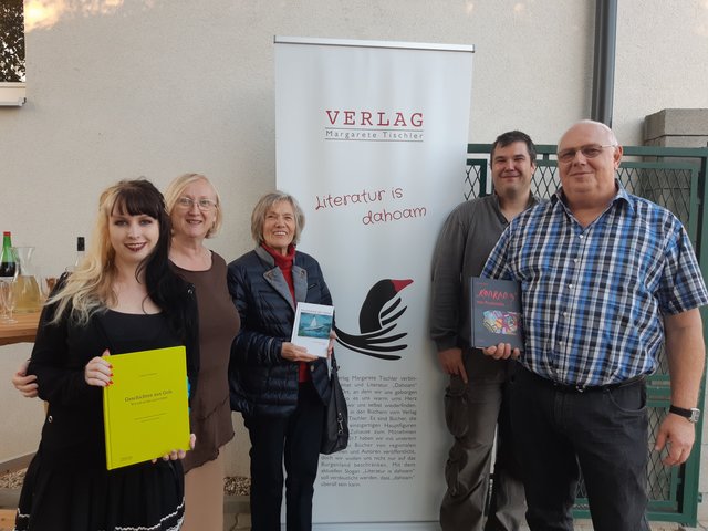Bei der "Lesung unter dem Nussbaum": Verena Hänsler, Margarete Tischler, Elfriede Tollovich, Helmut Tischler und Hermann Szodl