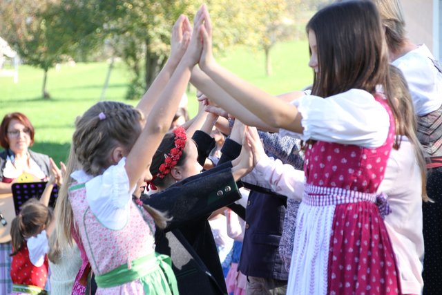 Schulkinder begleiteten die Skulpturen-Enthüllung musikalisch.