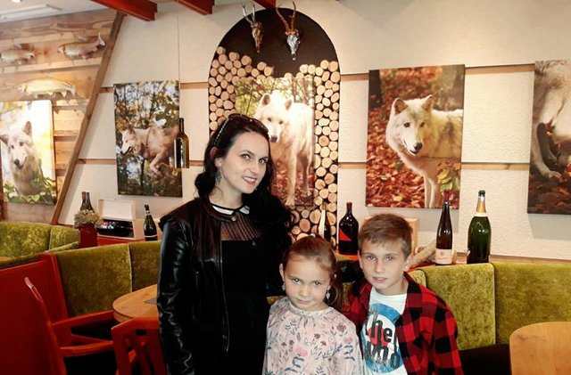 Fotokünstlerin Tanja Schaar mit Hans-Peter jun. und Sophia Schaar bei der Eröffnung der Ausstellung im Café Ice in Flattach