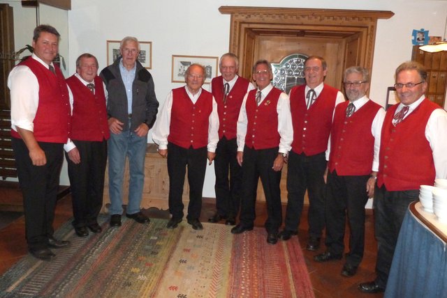 Chorleiter Otmar Juen  und Obmann Otmar Kröll gratulierten den Jubilaren: Josef Jäger, Werner Markl, Werner Hauser, Peter Scheiber, Walter Immler, Josef Schuchter und Eugen Ladner. 
 | Foto: Mathoy