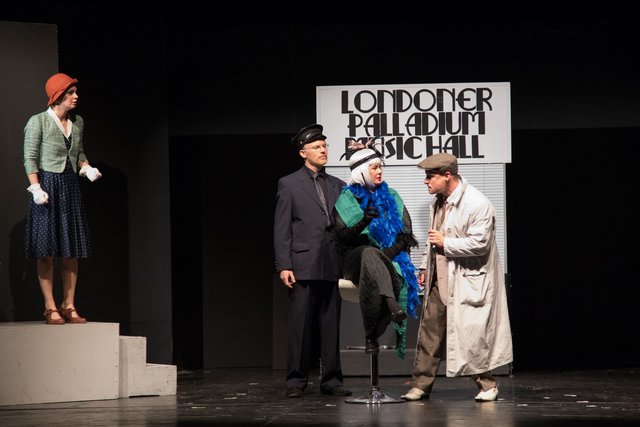 Die Bosch-Theatergruppe führte die spannungsgeladene Krimikomödie „Die 39 Stufen“ auf.