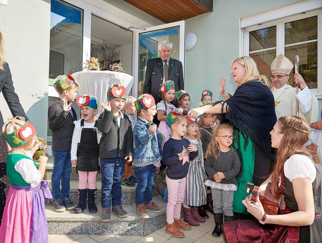 Die Frannacher Kinder gestalteten die Feierlichkeiten zu Erntedankfest und Kindergarteneröffnung mit.