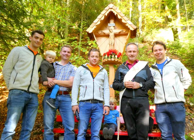 Johannes Gwiggner, Bürgermeister Hannes Eder mit Sohn Stefan, Tischler Andreas Hölzl, Diakon Peter Sturm und Obmann Stv. Florian Nago (v.l.) bei der Segnung des neuen Wegkreuzes am renovierten Burgstallstein-Kreuzweg in Niederau.