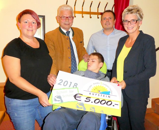 Vizepräsidentin Sandra Frank, Präsident Josef Wegscheider, Maximilian Schöllenberger, Kassier Markus Moser und Susi Schöllenberger (Obfrau "Schritt für Schritt") bei der Spendenübergabe.
