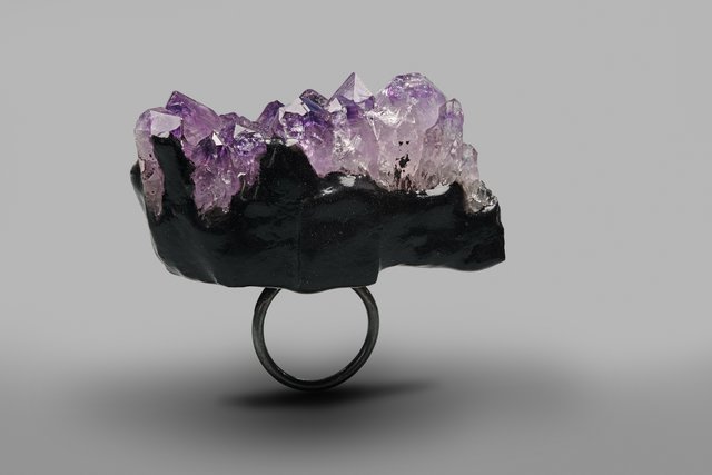 STOSSIMHIMMEL, Izabella Petrut, There’s still time, 2015, Ring, Silber oxidiert, Amethyst, Pigment, Gießharz