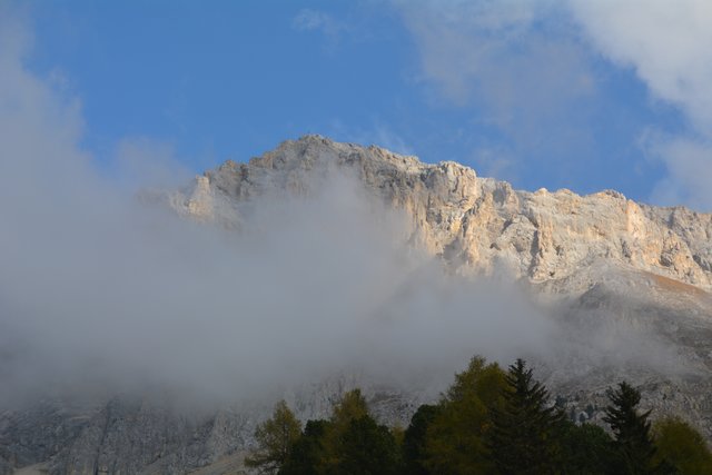 Der Latemar bildet in den Dolomiten mit seinen 2.842 Metern Seehöhe die Grenze zwischen den Südtirol und dem Trentino.