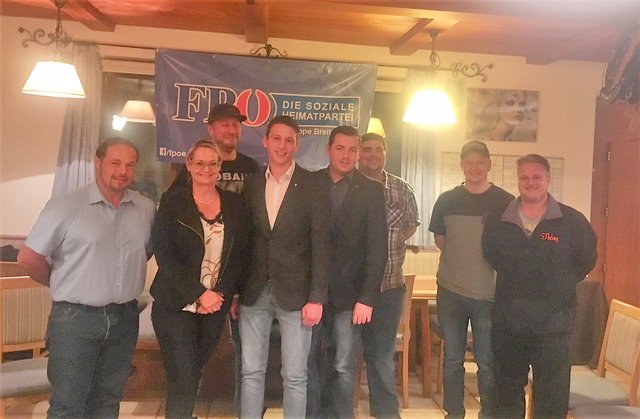 NAbg. Carmen Schimanek (2.v.l.), GR Markus Luger (4.v.l) und LAbg. Christofer Ranzmaier (5.vl.) mit der neuen Ortsparteileitung von Breitenbach.